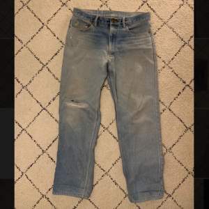 Riktigt snygga vintage jeans! Ljusblå och relaxed/rak passform. En del lagningar på ett ben och även ett 5cm hål på samma ställe. På baksidan längst ner syns en mindre fläck. Midja 45cm, längd 105cm, lår 35cm, benöppning 21,5cm 💫