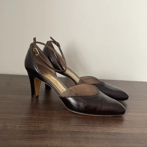 Söta klackar - Söta mörkbruna klackar! Köpte dem på sellpy men de passar inte mina breda fötter tyvärr :,) its giving cottagecore (klacken är 7cm).