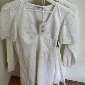 Vit klänning  - Säljer denna klänning! Prislapp kvar🥰Perfekt till student/ skolavslutning. Helt slutsåld