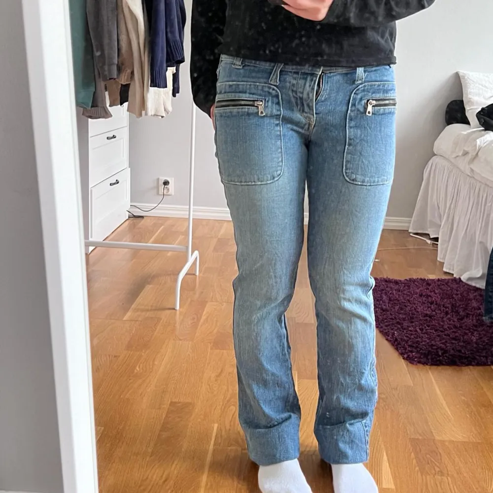 Bootcut Jeans i Lowrise modell💗 Innerbensmåttet är 84 cm och midjemåttet 36 cm. Modellen är 158cm.   Dragkedjan saknas.  Frågor och funderingar är varmt välkomna 😇   S7 116. Jeans & Byxor.