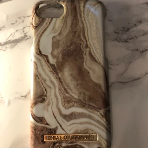 Ideal of sweden mobilskal iphone 7 - Ett mobilskal från ideal of Sweden till iphone 7. knappt använd köparen står för frakten. Ordenarie pris 299kr  