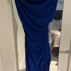 Hej! Jag säljer nu min jätte fina blåa klänning med slits. Har använt den 2 gånger.  Köparen står för frakten! 