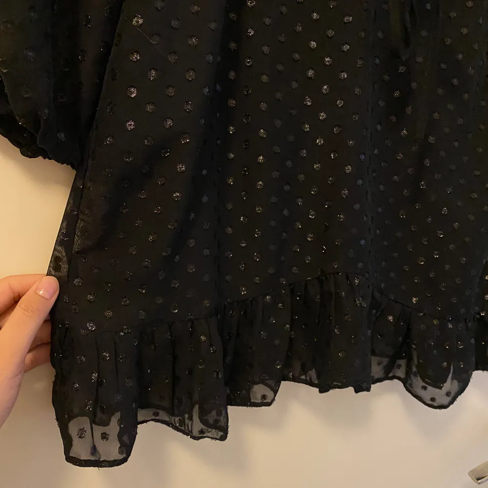 En svart glittrig klänning med bälte i midjan, tror den är från missguided🌸 Storlek 38. Klänningar.