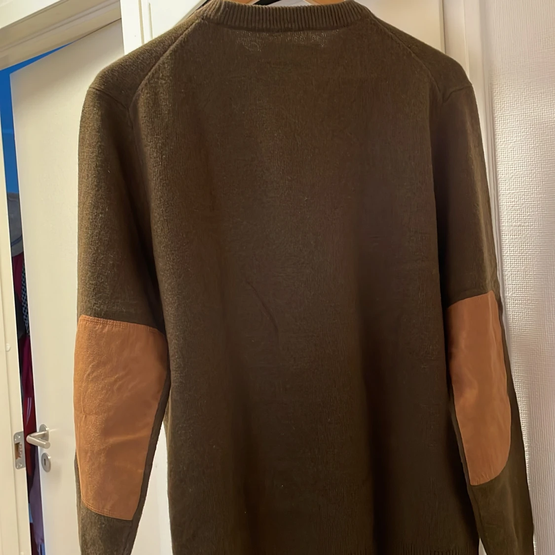 Mörkgrön Samsøe Samsøe sweatshirt med armbågslappar i brun mocka (stl M)  - 90