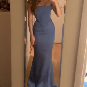 House of cb klänning - Klänning från House of cb, perfekt för bal, finare fester, bröllop osv! Ordinarie pris 248 euros + frakt & skatt. Använd en gång och är precis som ny! Passar dig som brukar ha XS eller XXS.