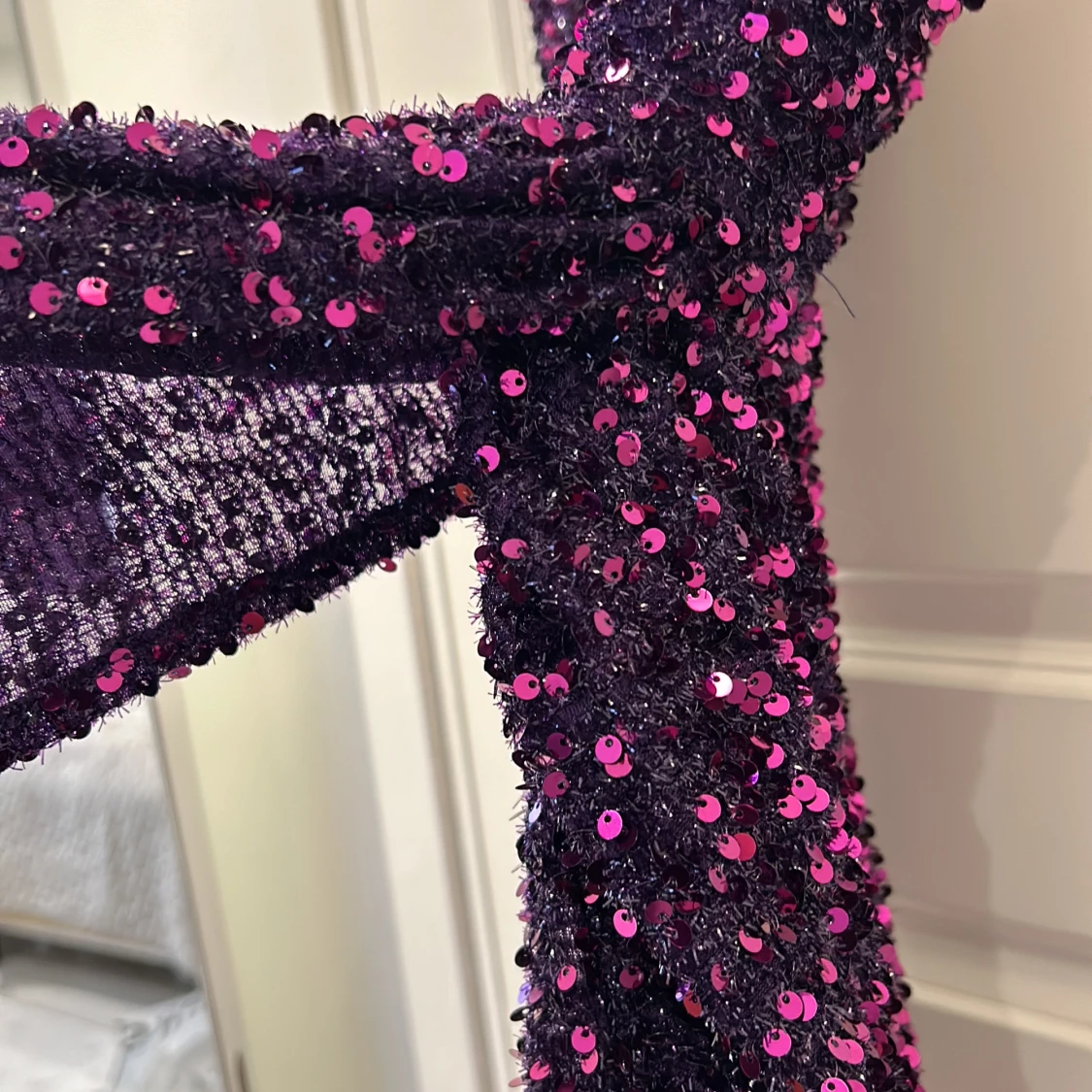 En Mörk lila klänning Andvänds en gång OBS! Alla klänningar har andvänds 1 gång  - 93