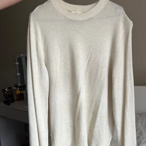 Beige finstickadtröja - Jättefin beige finatickad tröja. Perfekt till sommarkvällar. Storlek M ifrån H&M.