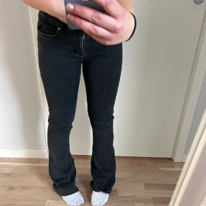 Lågmidjade jeans från BikBok  - Så snygga flare jeans från BikBok! Tyvärr lite för långa för mig🖤 Köpta för 500kr