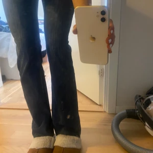 Lågmidjade bootcut jeans 🥰 - Lågmidjade bootcut jeans från gant🥰 innerbenslängd-78cm midjemått-34cm