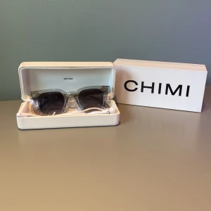 Chimis solglasögon! - Hej säljer mina chimis allt medföljer ,låda,dustpåse,fodral,tack lapp, köpte de för 1250kr på deras hemsida säljer för änvänder de aldrig i nyskick det är i modellen 04 grey 
