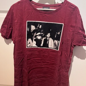 Limitato T-shirt  - T shirt ifrån Limitato i storlek medium 