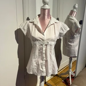 Skjorta - Skjorta med detaljer🤍 står storlek XL men sitter som en S-M