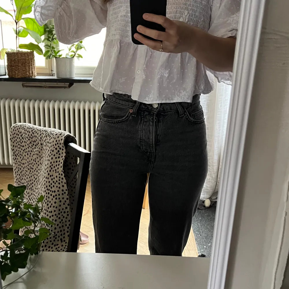 Grå jeans med lite utsvängda ben. Innerbenslängd ca 81 cm. Väldigt snygga, helt nya och endast provade 💗. Jeans & Byxor.