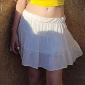 Somrig vit kjol som köptes i Spanien❤️inte använd och säljs för 70 kr ❤️ köptes för 200 kr❤️ kjolen är i bra skick och perfekt nu till sommaren!