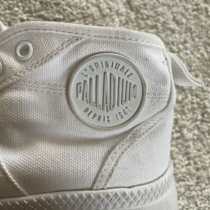Palladium - Vita sneakers i textil. Använda 2 gånger. 