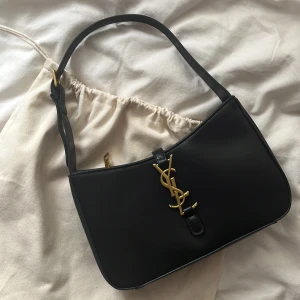 Ysl väska  - Säljer min favorit Ysl väska. Super fin väska i nyskick. En väska som passa både som fancy och casual. Perfekt storlek. Skriv gärna för mer info/ bilder 