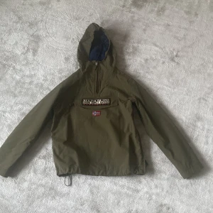 Napapijri Rainforest Summer Anorak Jacket - Säljer en mörkgrön Napapijri vind jacka. Den är väldigt bra skick. Använd 3 gånger. Nypris ca 1500kr. Priset kan självklart diskuteras.