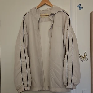 Vit retro jacka - Vit-beige jacka/anorak, köpt second hand, av märket Baracuda, snowboard. Supermysig med mjuk fleece på insidan, luva och fickor. Storlek XL , annars oversized och mysig🫶   