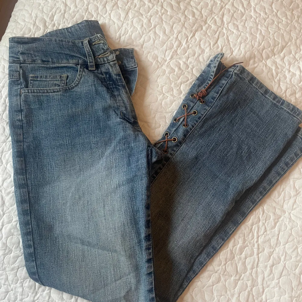 Dessa jeans passar tyvärr inte mig men så sjukt snygga! Bootcut lowwaist med en lace up detalj🔥💘. Jeans & Byxor.