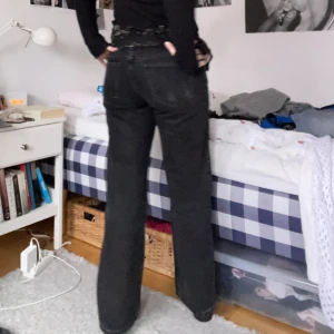 svarta low waist jeans - svarta arrow jeans från weekday, straight leg. supersnygga och i bra skick. midjemått: ca 78-80cm, innerbensmått: 75 cm