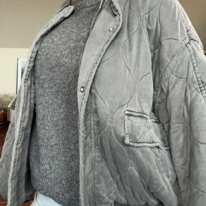 Quiltad bomberjacka! - Säljer denna superfina quiltade bomberjackan från zara, perfekt nu till vår. Säljer den då jag precis fått en ny jacka så denna kommer inte längre till användning. Köptes för 800kr men ja säljer för 500-600kr beroende på om man är snabb med sitt köp❤️