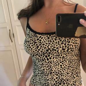 Leopardmönstrat linne från Brandy Melville. Passar XS/S. 🖤