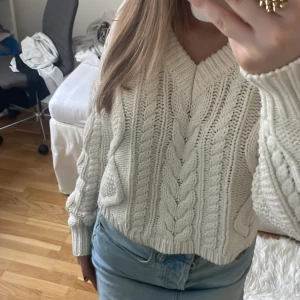 stickad tröja - Vit stickad tröja från nakd storlek M, som man kan knyta där bak aldrig använd så i superfint skick💕