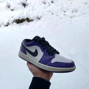 Jordan 1 low court purple: Storlek 40.5, Skick 8,5/10, Originalbox medföljer!  Priset är inte hugget i sten, så vid frågor eller funderingar kan ni kontakta mig via meddelanden. Givetvis äkta!