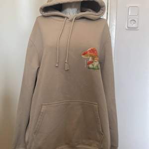 En bech hoodie med svamp tryck fram