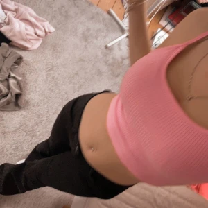 Rosa linne - Säljer mitt rosa linne då det inte kommer till användning längre. Storlek xs och köpt på New tornet för 80kr