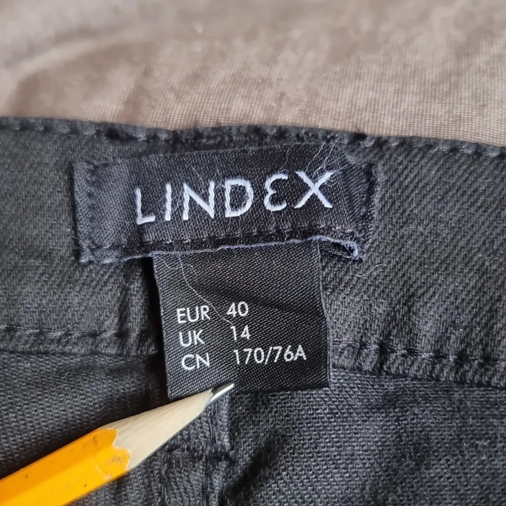 Ett par svarta jeans byxor som har inte blivit använt nån enda gång och har prislappen kvar.. Jeans & Byxor.