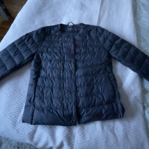 Jacka  - Säljer min jacka från Uniqlo, då den aldrig kommer till användning. Den är i nyskick och ny pris är 799kr 