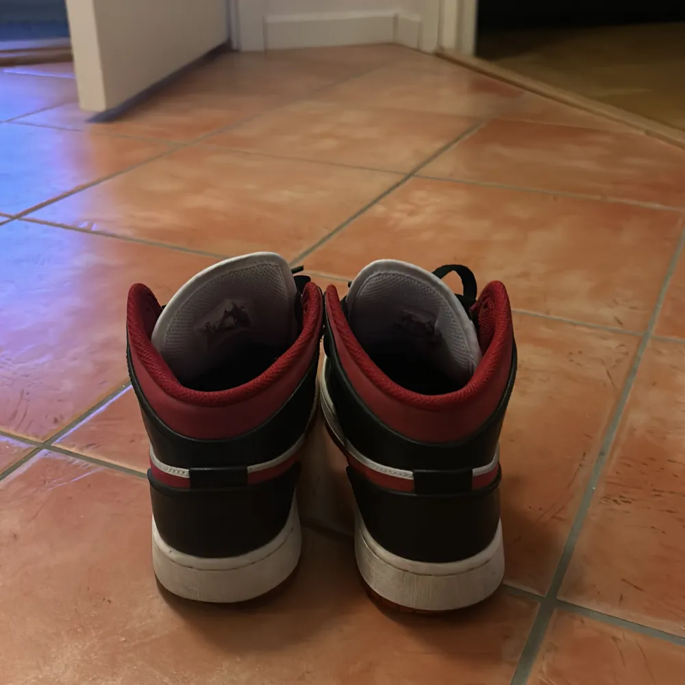 Jag tänkte sälja mina röda Jordans i storlek 36. Har haft dessa i ungefär 2 år men inte använt särskilt mycket. Köpte de för 1,6! Pris kan ändras . Skor.