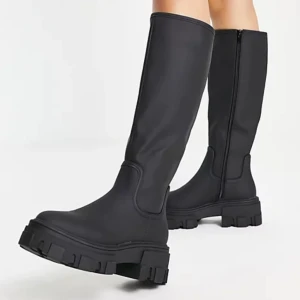 Stövlar - Snygga stövlar från asos i storlek 39 som inte kommer till användning, har en liten reva fram på tån men annars jättebra skick. Nypris 659kr, säljer för 400kr💕