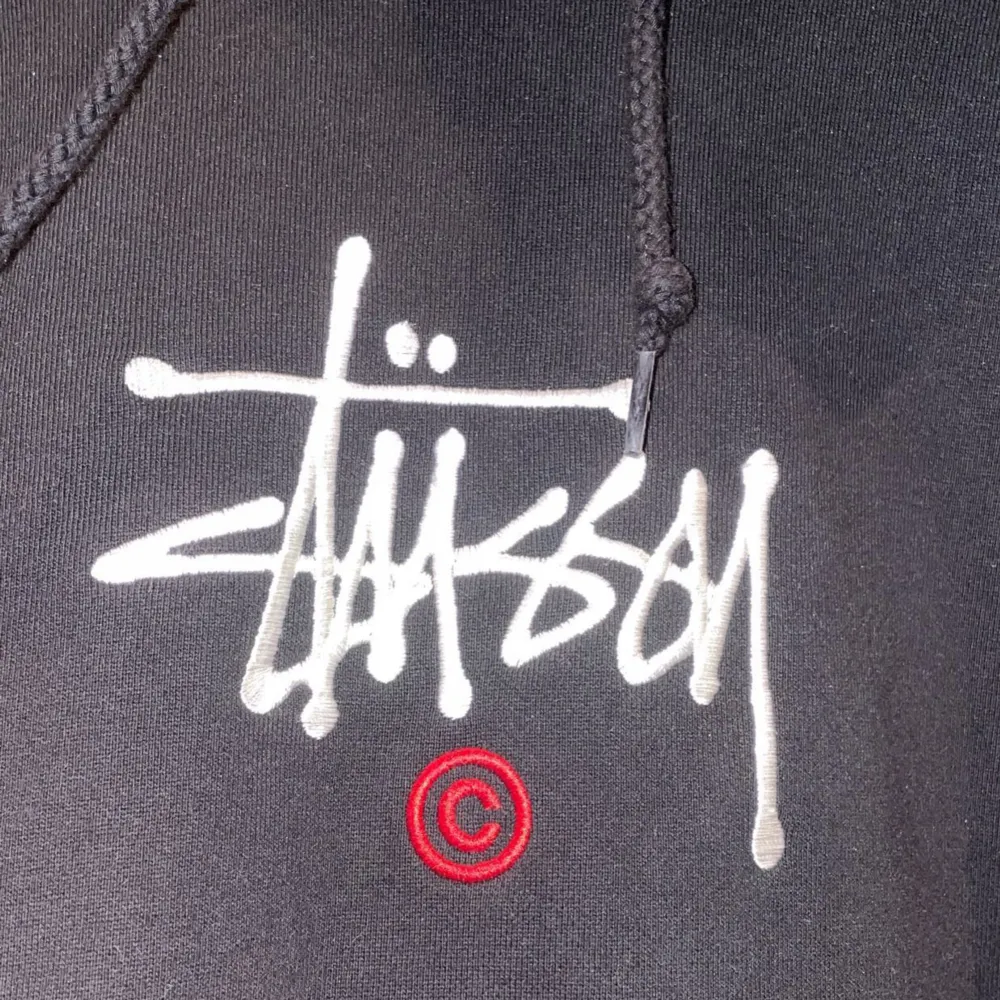 Tjena,  En Stussy hoodie köpt från Shelta. Skick 9/10. Storlek S på tag men passar M/L. För vidare frågor vänligen kom pm/ Max.. Hoodies.