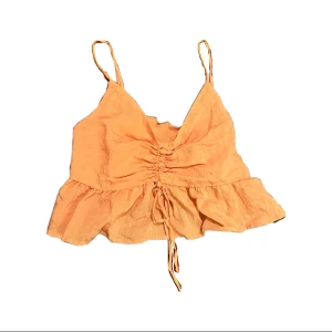 Bershka topp - Korallrosa crop top från bershka perfekt till sommaren/fest! Färgen ser annorlunda ut på första bilden men i verkligheten är färgen som på andra!! Storlek M men passar även S.