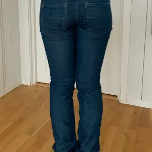 Sjukt snygga jeans men för tighta över låren på mig och för långa. Storlek S🩷 bootcut modell som inte helt syns då de inte passar på mig, samt lågmidjade och jättebra skick!