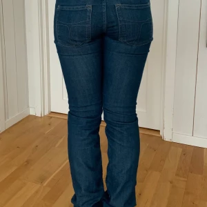 Jeans - Sjukt snygga jeans men för tighta över låren på mig och för långa. Storlek S🩷 bootcut modell som inte helt syns då de inte passar på mig, samt lågmidjade och jättebra skick!