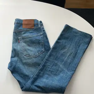 Det är ett par Levi’s jeans i modellen 527 som är W30 och L34 fast är kapade ner till 32, bra skick med inga defekter.
