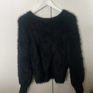 Fluffig tröja - Skitsnygg fluffig tröja. Endast använd en gång!