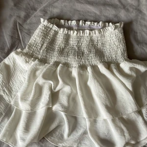 Vit kort kjol - En kort vit kjol i xs plus frakt