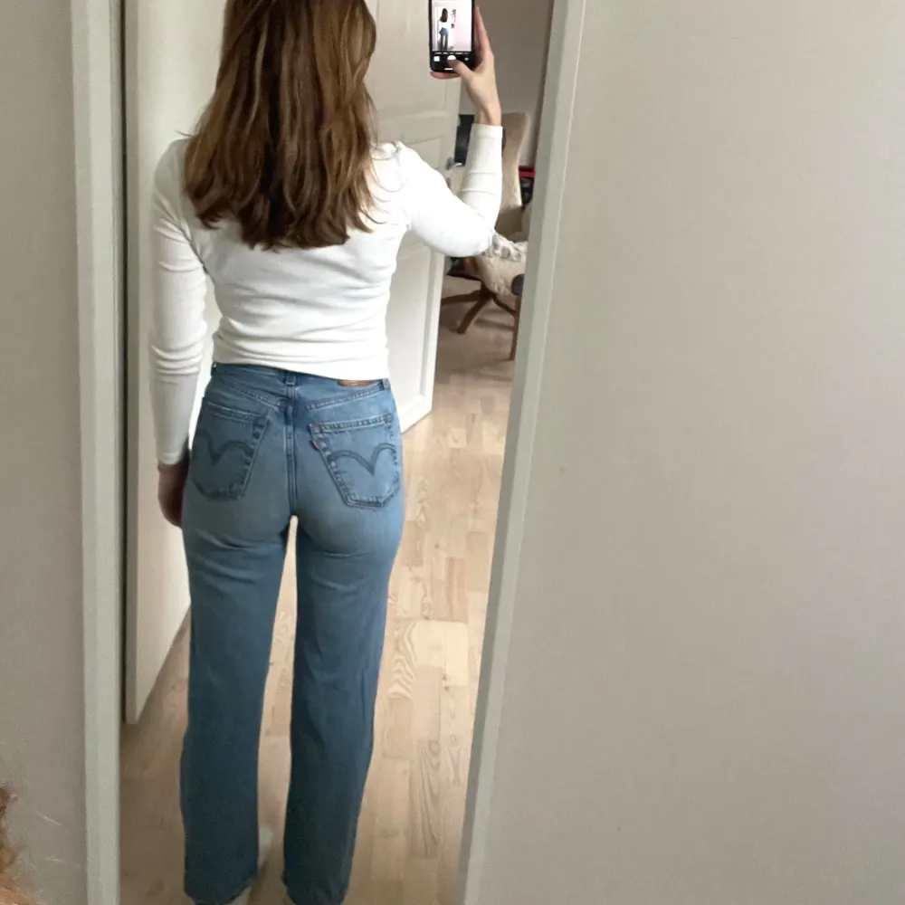 Jag säljer mina blå Levi’s jeans. De passar mig bra som normalt har storlek 36/S. Säljer billigt pågrund av rensning inför flytt! Nypris 1200. Skriv gärna för fler frågor eller mått🤍. Jeans & Byxor.