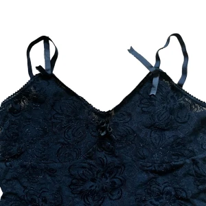 spets topp - festlig svart spets topp med fina detaljer, storlek M men stretchig🪩