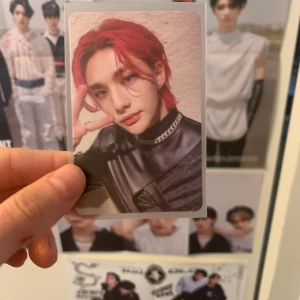 Hyunjin oddinary pc - Tradear denna Hyunjin pcn för Han pcn på sista bilden! Hyunjin pcn är i perfekt skick och utan skador då jag nyss fick den från en jewel case.  Kortet kommer såklart med freebies 💗 Medela vid intresse!