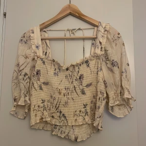 Härlig sommarblus - Blommig blus från HM. Storlek L. Sparsamt använd! Köparen står för frakten. 