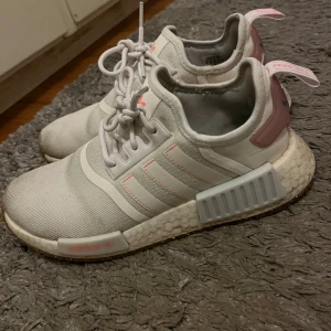 Adidas NMD  - Vita, rosa med lite glitter i materialet. Stl 38 2/3. Använda men har mer att ge. 