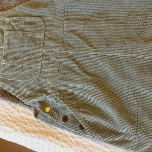 Snickarklänning  - Cool snickarklänning i ljusblå manshester. Använd ett fåtal gånger. Köparen står för frakten. 