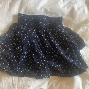 Söt kjol från hollister köpt förra året men aldrig använd. Strl xs i nyskick. Passar mig som är 170cm men passar även min lillasyster som är 145cm
