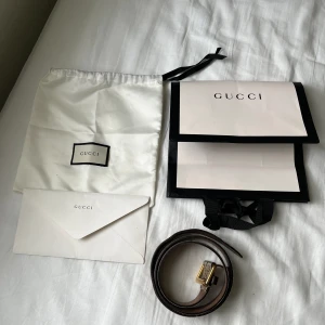 Gucci snake belt - Hjälper min kille att sälja sitt Gucci bälte som är använt men fortfarande i okej skick. Se bilder för att avgöra själva. Tillbehören: Kvitto, dustbag samt påse på första bilden medföljer vid köp. Hör av dig vid några funderingar.