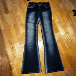 Dragonking jeans - lågmidjade jeans, stretchigt material innervenslängd 80 cm, midjemått mätt tvärs över 37 cm skriv för mer detaljer !!